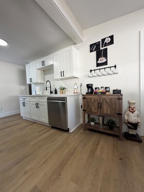 Mikrowelle, Ofen, Herdplatte, Geschirrspüler