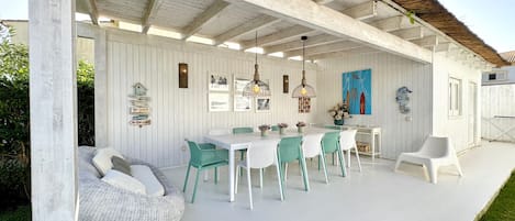 屋外ダイニングエリア