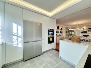 Fridge, microwave, oven, dishwasher - VILAMOURA AMAZING VILLA 2 WITH POOL by HOMING (Vilamoura)