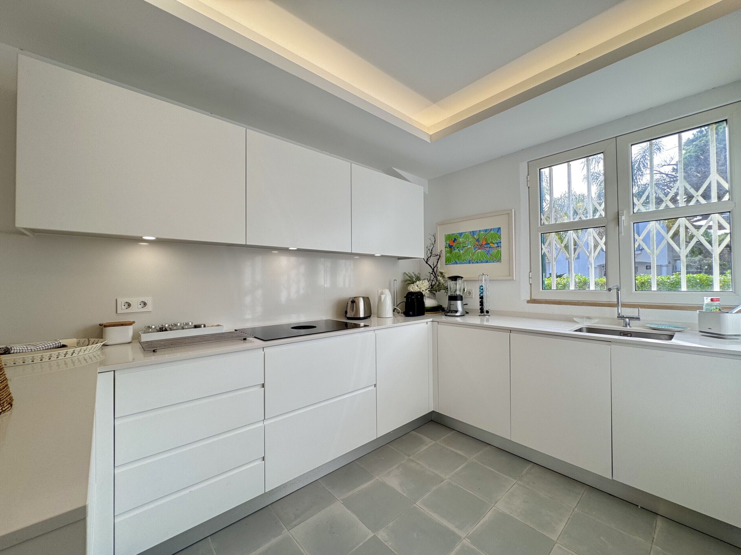 Mikrowelle, Geschirrspüler, Wasserkocher mit Kaffee-/Teezubehör