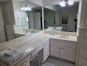 Dusch, handdukar, tvål och toalettpapper