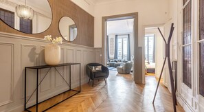 4 dormitorios, escritorio, tabla de planchar con plancha y cuna de viaje