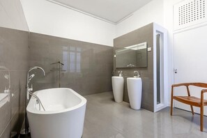 Secador de pelo, toallas, jabón y champú