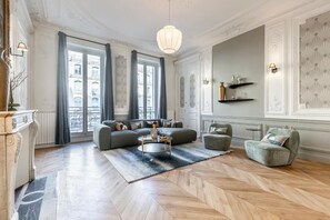 Smart-TV, Kamin, Stereoanlage