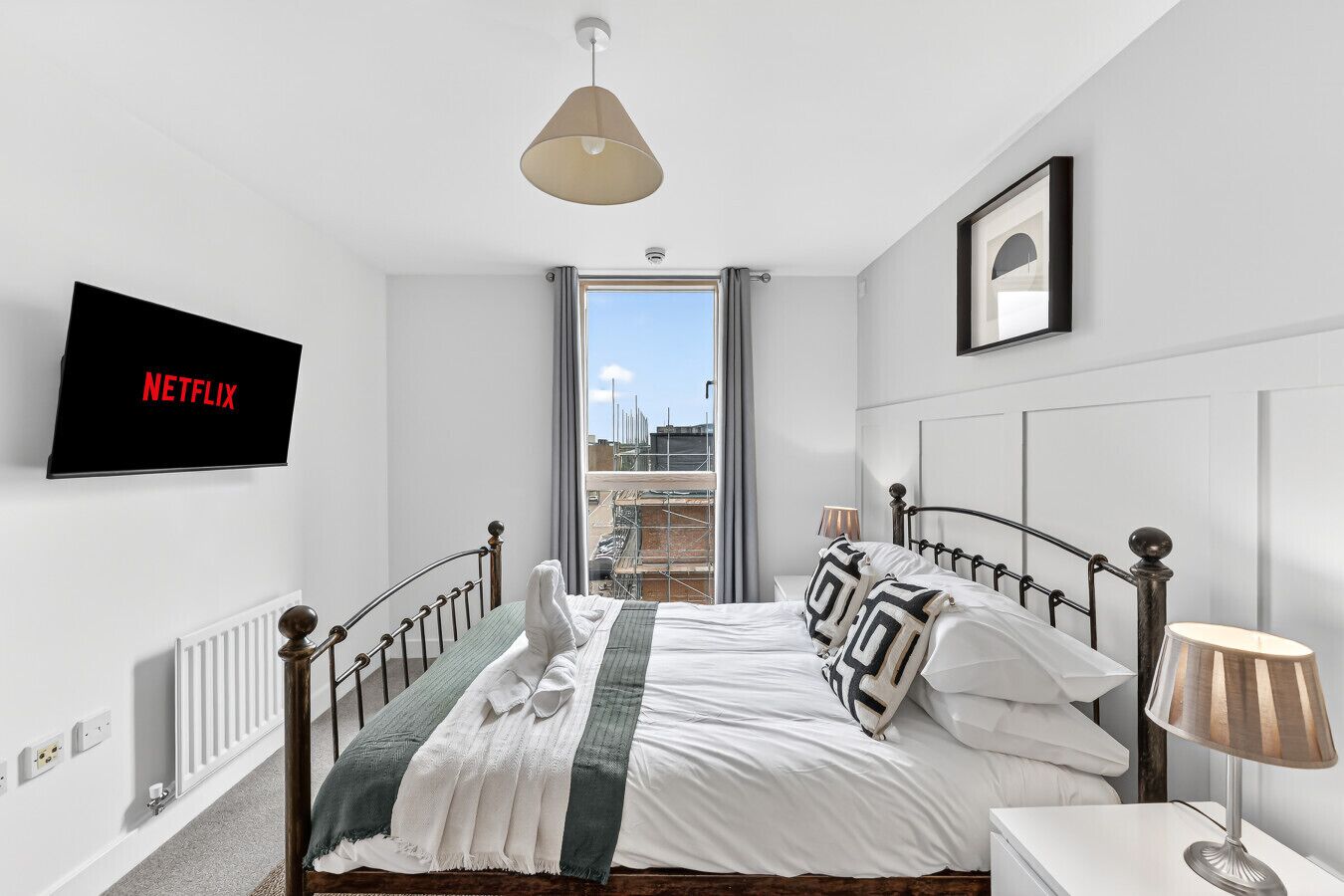 2 chambres, bureau, fer et planche à repasser, lit de bébé portatif