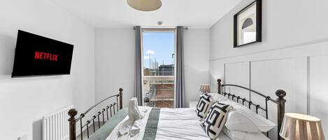 2 chambres, bureau, fer et planche à repasser, lit de bébé portatif