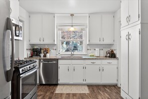 Microondas, horno, parrilla de estufa y lavavajillas 