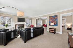 Televisión y chimenea 