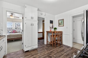 Tabla de planchar con plancha, wifi y ropa de cama 