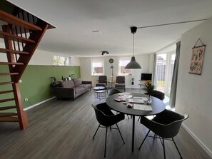 Bungalow | Dining - Contemporary Family Haven in Noordwijk (Noordwijk)