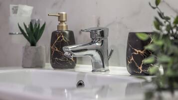 Chuveiro, secador de cabelo, bidê, toalhas de banho