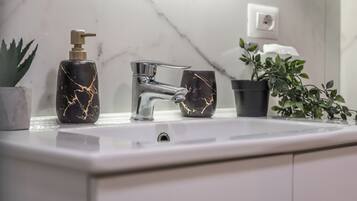 Chuveiro, secador de cabelo, bidê, toalhas de banho