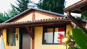 A house with a swimming pool, a wooden porch, and a window with a curtain. - La casa di Gio'- Apartamento Rustico Legno (CALTANISSETTA)