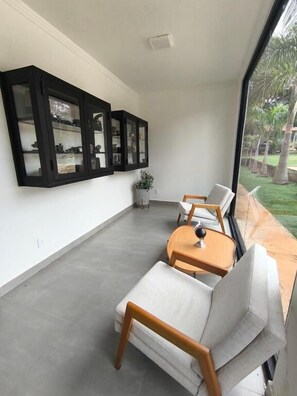 Quarto casal conforto, sacada, vista para o pátio | Parte interna