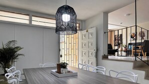 Nhà, nhiều phòng ngủ, quang cảnh thành phố | Phòng ăn