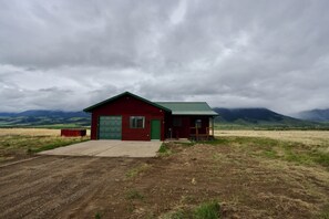 Exterior - Newly Renovated 3-bedroom home near Yellowstone National Park (Livingston)