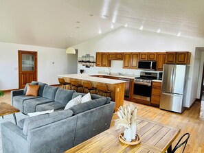 TV - Newly Renovated 3-bedroom home near Yellowstone National Park (Livingston)