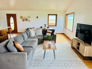 TV - Newly Renovated 3-bedroom home near Yellowstone National Park (Livingston)