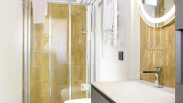 Secador de pelo, toallas, jabón y papel higiénico