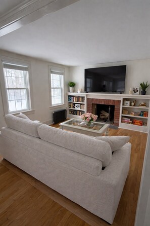 Smart TV, books - 2026 renovation - walking distance to beach, parks, restaurants and shops (Harwich)