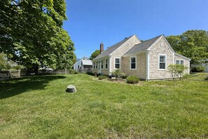 Exterior - 2026 renovation - walking distance to beach, parks, restaurants and shops (Harwich)