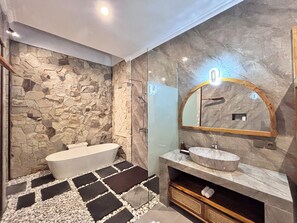 Sèche-cheveux, serviettes fournies, savon, papier toilette