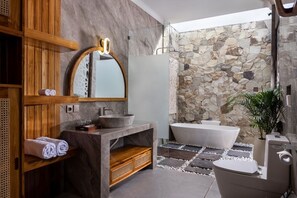 Sèche-cheveux, serviettes fournies, savon, papier toilette