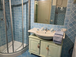 Dusche, Haartrockner, Bidet, Handtücher