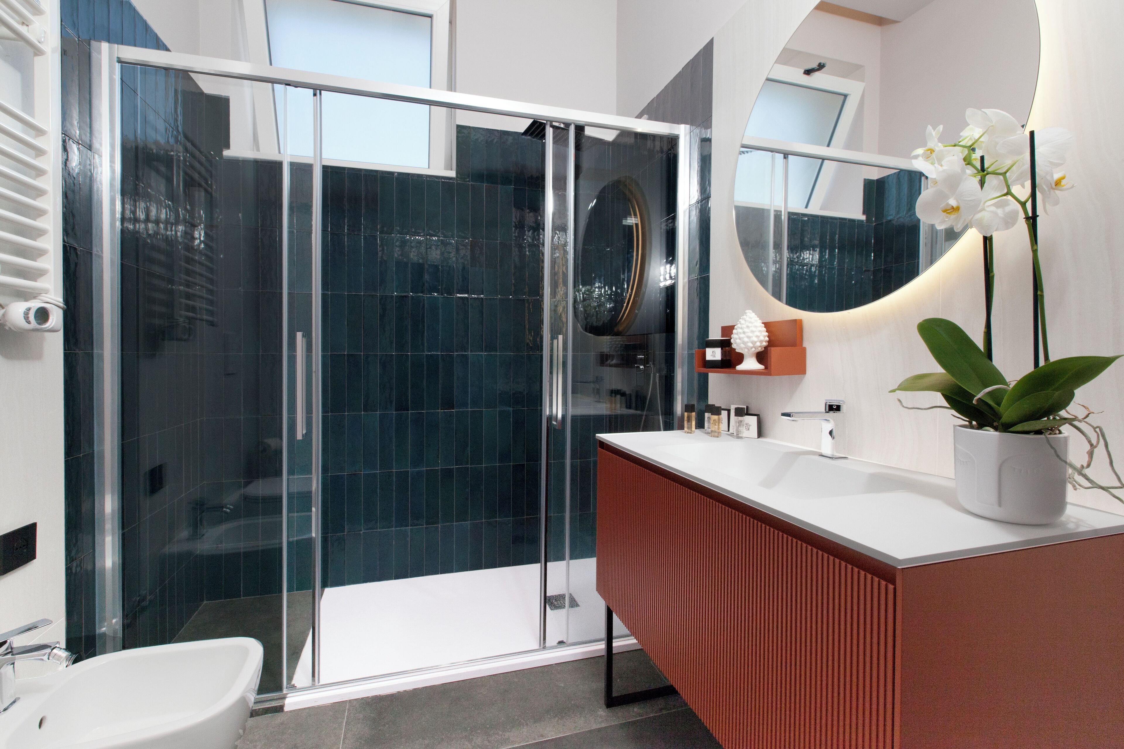 Haartrockner, Handtücher, Seife, Toilettenpapier