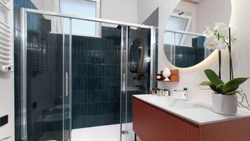 Haartrockner, Handtücher, Seife, Toilettenpapier