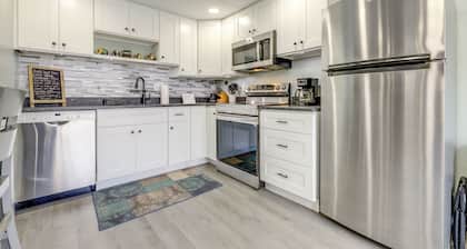 Close to Colleges: Worcester Apt w/ Lake Access!