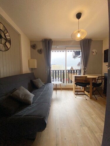 Between lake and mountains, cosy type 2 apartment at the foot of the gondolas.