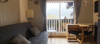 Between lake and mountains, cosy type 2 apartment at the foot of the gondolas.