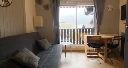 Between lake and mountains, cosy type 2 apartment at the foot of the gondolas.