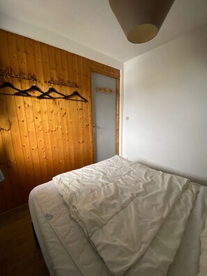 1 makuuhuone, silitysrauta/-lauta