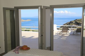 3 bedrooms, in-room safe, iron/ironing board, travel cot - Villa Camelia - 3BR - 2 Pools - 2 Jacuzzis - Sea View - Psarou Beach (Nammos) (Psarrou)