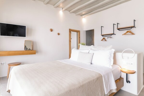 3 bedrooms, in-room safe, iron/ironing board, travel cot