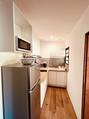 Refrigerador, microondas, parrilla de estufa y cafetera y tetera 