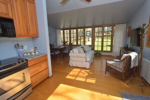 Interior - Adorable 1-bedroom cottage with AC in Shelter Island (Shelter Island)