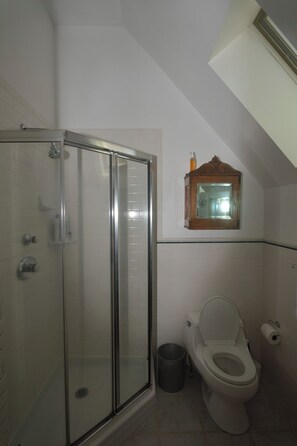 Shower, hair dryer, towels, soap - Adorable 1-bedroom cottage with AC in Shelter Island (Shelter Island)
