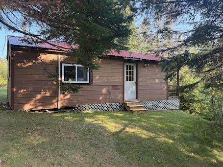 Exterior. Cozy quiet 1-bedroom cabin in marvelous Oakfield with heat!