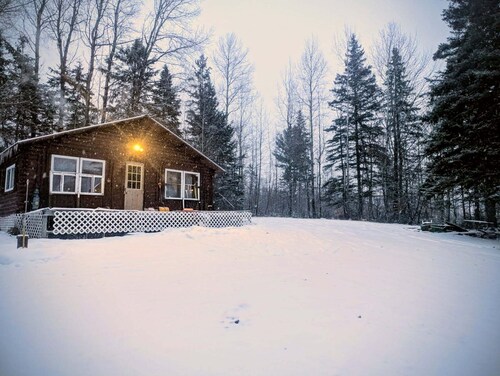 Cozy quiet 1-bedroom cabin in marvelous Oakfield with heat!