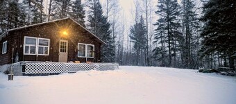 Cozy quiet 1-bedroom cabin in marvelous Oakfield with heat!