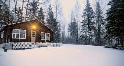 Cozy quiet 1-bedroom cabin in marvelous Oakfield with heat!