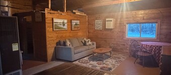 Cozy quiet 1-bedroom cabin in marvelous Oakfield with heat!