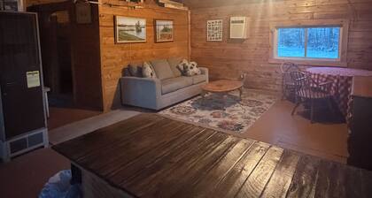 Cozy quiet 1-bedroom cabin in marvelous Oakfield with heat!