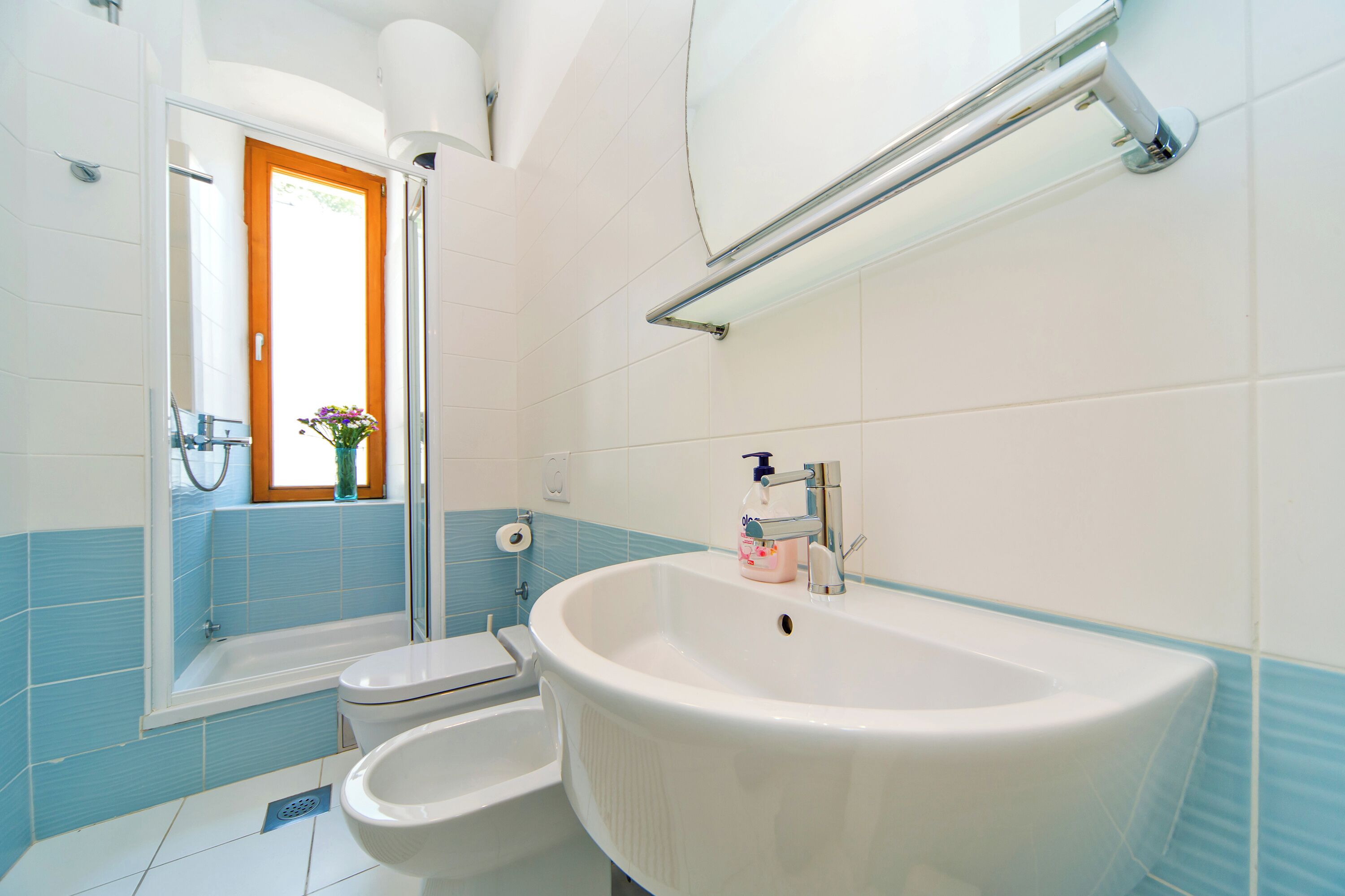 Un baño con bañera, inodoro y lavamanos.