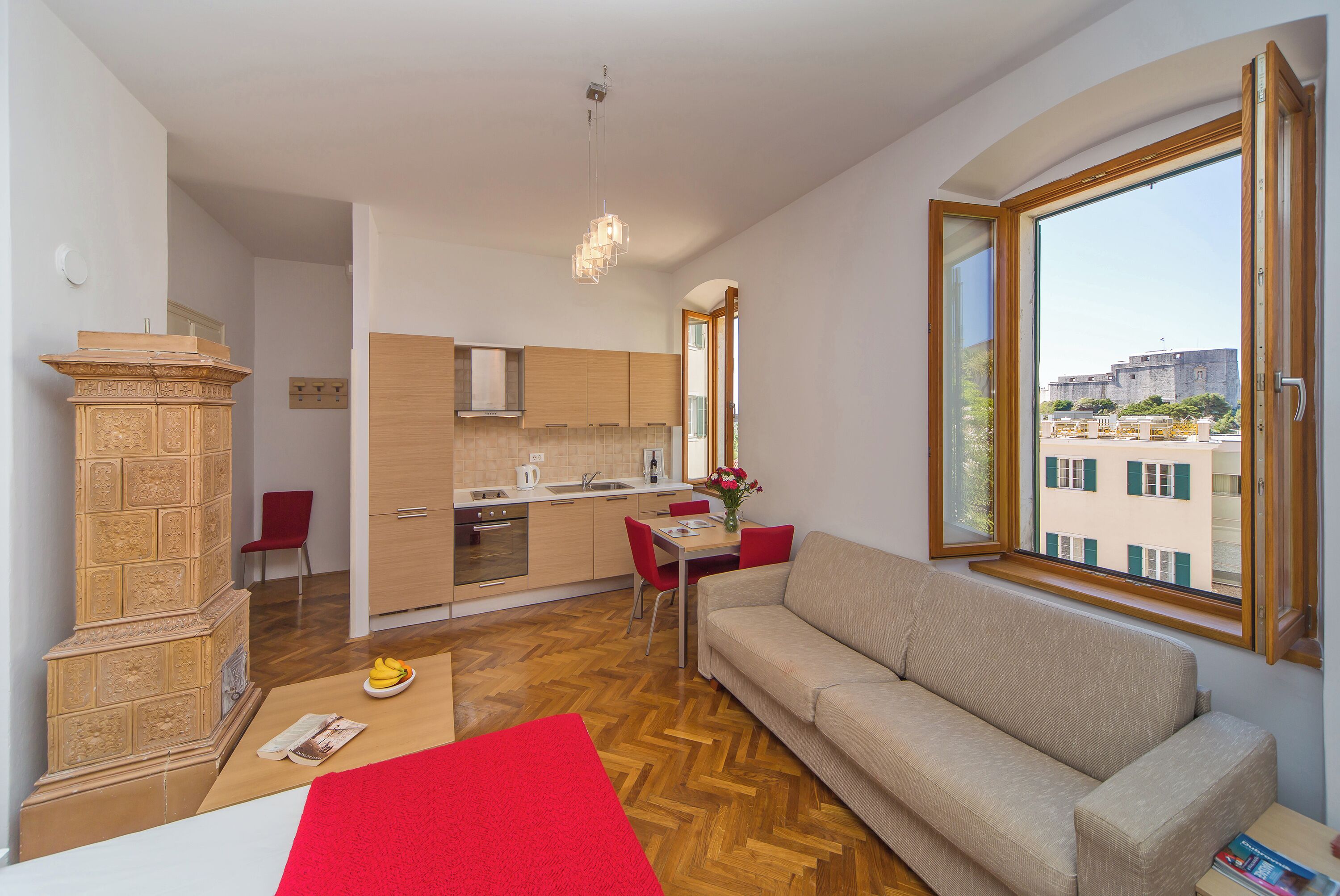 コンフォート スタジオ | リビング エリア | 150 cmの薄型テレビ (デジタル放送視聴可)