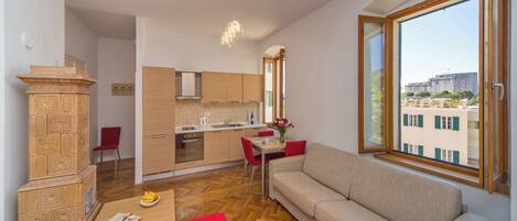 コンフォート スタジオ | リビング エリア | 150 cmの薄型テレビ (デジタル放送視聴可)