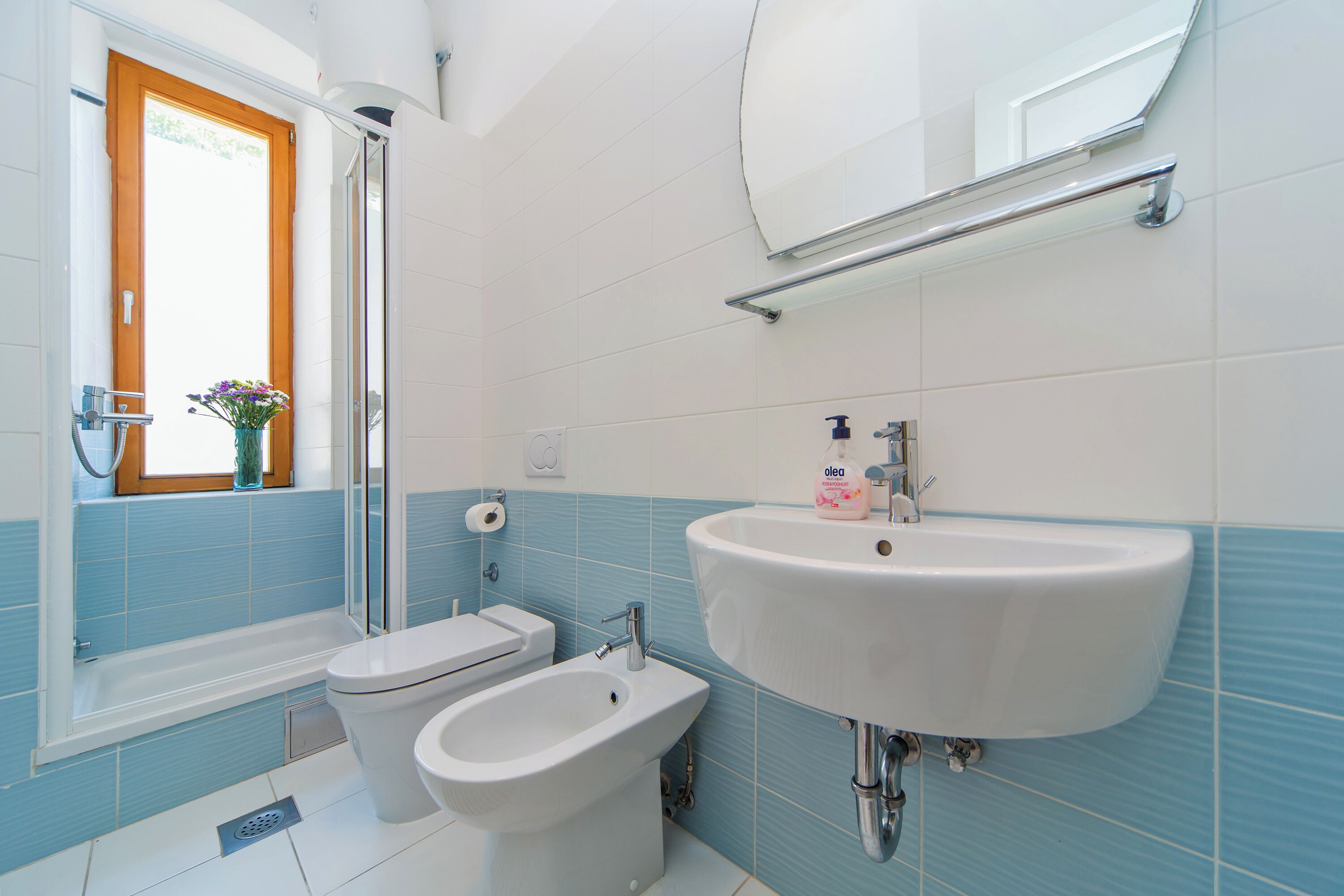 Une salle de bain équipée d’une baignoire, de toilettes, d’un bidet et d’un lavabo.